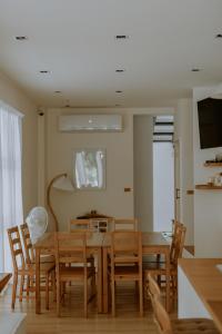 花莲市畔居民宿的一间带木桌和椅子的用餐室