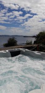 ArdrishaigThe Grey Gull Hotel的浴缸,水体旁边装满水