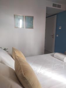 阿尔赫西拉斯Punta Carnero Hostal singular的一张白色的床,上面有枕头