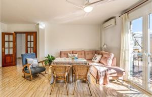 CijuelaStunning Air Conditioned House的客厅配有沙发和桌子