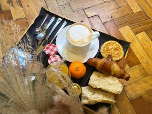 尼姆劳亚尔酒店的一杯咖啡和面包,一盘食物