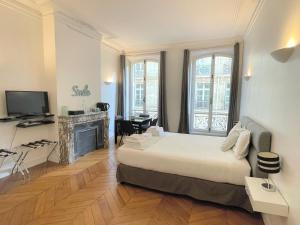 巴黎Paris Square的一间卧室设有一张大床和一个壁炉