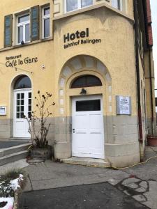 巴林根HOTEL Bahnhof Balingen的大楼上设有白色门的酒店