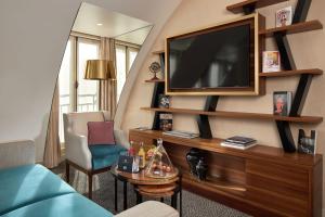 Maison Albar Hotels Le Pont-Neuf的电视和/或娱乐中心