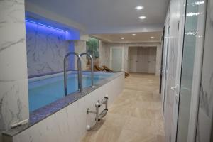 丘斯滕迪尔Lime house的浴室配有蓝色灯光的大浴缸