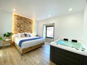 拉科鲁尼亚Morada Atlántica的一间卧室配有一张床和浴缸