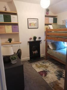 兰贝里斯Prime location for Snowdon, Family and Dog friendly!的卧室设有一张床和一个壁炉