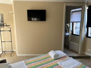 雷焦卡拉布里亚Casual Stay Galileo的卧室配有一张床,墙上配有电视