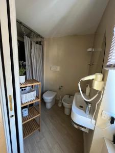 雷焦卡拉布里亚Casual Stay Galileo的一间带卫生间和水槽的小浴室
