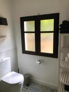 阿尔豪林德拉托里Casita Azahar Andalucia的一间带卫生间的浴室和两个窗户。