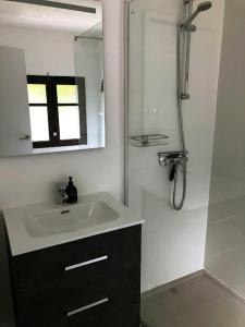 阿尔豪林德拉托里Casita Azahar Andalucia的白色的浴室设有水槽和镜子