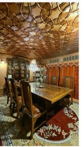 斯利那加Lala Rukh Group Of Houseboats的一间带木桌和椅子的用餐室