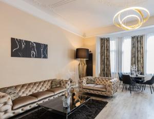 梅斯Appartement de luxe avec Jacuzzi au centre de Metz的客厅配有两张沙发和一张桌子