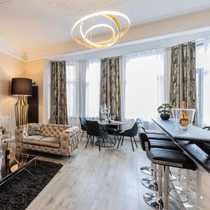 梅斯Appartement de luxe avec Jacuzzi au centre de Metz的客厅配有沙发和桌子