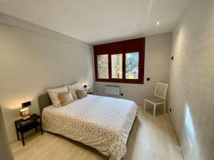 阿林萨尔Prober Comapedrosa的白色的卧室设有床和窗户