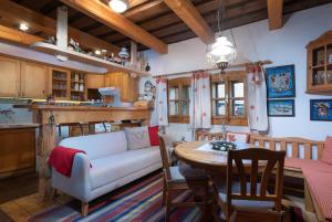 Nižná BocaTraditional cozy cottage BOCANKA的客厅配有沙发和桌子