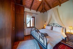 阿拉霍瓦Livadi cozy villa的一间卧室设有一张床和木制天花板