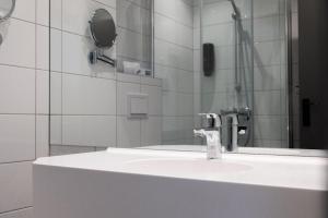哈山利勒哈默尔度假酒店的浴室设有白色水槽和镜子