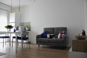 斯培西亚New apartment close to the Cinque Terre的客厅配有灰色的沙发和桌子