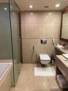 马杜赖Fortune Pandiyan Hotel, Madurai - Member ITC's Hotel Group的带淋浴、卫生间和盥洗盆的浴室