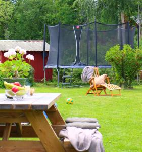 VallstaFamiljevänligt hus med stor trädgård的院子里的野餐桌,带帐篷