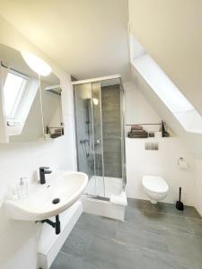 巴特哈尔茨堡Pension Trautheim的白色的浴室设有水槽和卫生间。