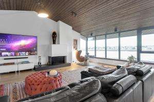 GarðabærSeaside Villa - 6 Bedrooms的客厅设有大沙发和电视