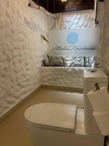 FehendhooAtholhu Residence的浴室配有白色卫生间和盥洗盆。