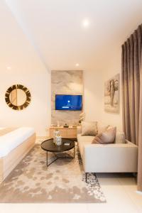 阿克拉Accra Luxury Apartments @ The Lennox的客厅配有沙发和桌子