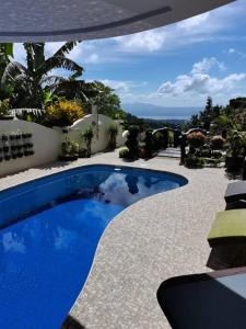 大雅台Avana Hills Tagaytay Villa的建筑物边的蓝色游泳池