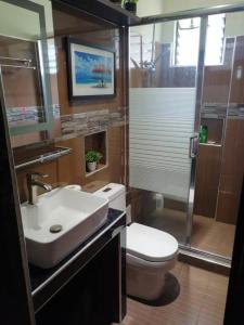 大雅台Avana Hills Tagaytay Villa的浴室配有卫生间、盥洗盆和淋浴。