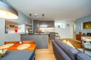 韦尔斯Stylish two bed flat, city centre, free parking的客厅以及带桌子和沙发的厨房。
