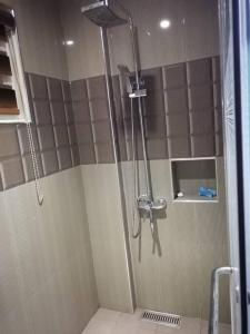 大雅台Avana Hills Tagaytay Villa的带淋浴的浴室内的淋浴间