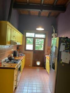 卢汉德库约Habitación en casa estilo campo的厨房配有黄色橱柜和冰箱