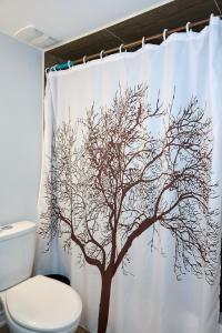 米尔顿Peace Alcove的浴室里挂着一棵树的浴帘