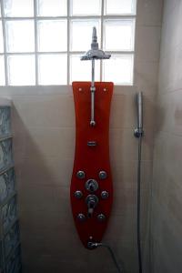 得土安Tetouan Luxury Apartment的浴室设有淋浴和红色的耳机