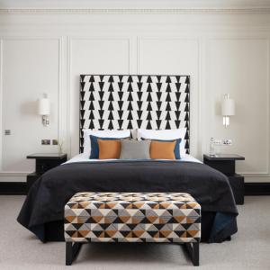 阿伯丁切斯特酒店的一间卧室配有一张大床和大床头板