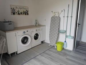 伊斯纳哈尔Casa Las Majadillas的洗衣房配有洗衣机和洗衣机