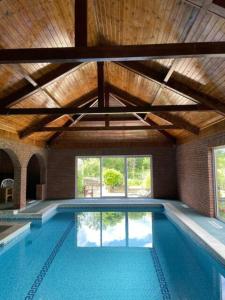 SwafieldBetty's Cottage - Traditional Norfolk Farm Cottage的一座带天花板的建筑中的游泳池