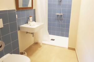 MellionnecA la belle étoile的浴室配有卫生间、盥洗盆和淋浴。