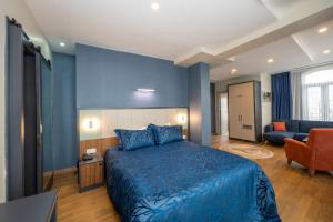 伊斯坦布尔Juno Hotel Taksim的酒店客房配有蓝色的床和沙发。