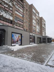 彼得罗巴甫洛夫斯克Уютная и просторная квартира в 50 метрах от городского парка的一座大标志在雪中