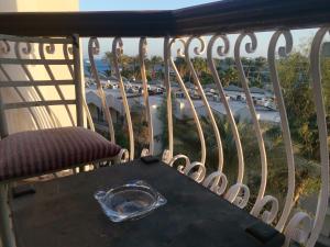 赫尔格达金玫瑰酒店的海景阳台上的桌椅