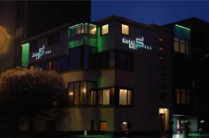 蒂米什瓦拉史迪威精品酒店的一座晚上有绿灯的建筑