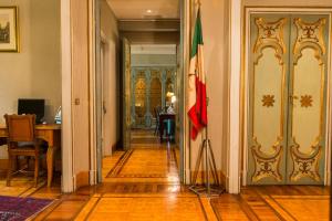 罗马玛蒂娜别墅的走廊通往带旗帜的房间