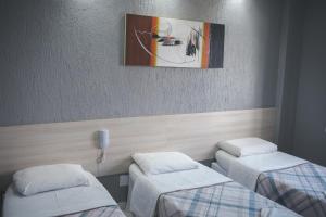 里约热内卢普拉格酒店的一间设有两张床的客房,墙上挂着一张照片