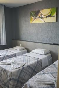 里约热内卢普拉格酒店的两张睡床彼此相邻,位于一个房间里