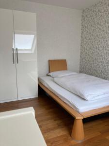 厄林根Ferienwohnung Rosengarten的一间卧室配有一张床和一个橱柜