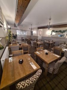 凯西克Royal Oak的一间设有木桌和椅子的餐厅