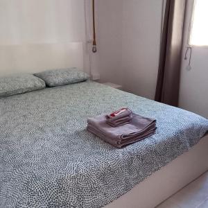 利马索尔Avra House的床上有一条毛巾